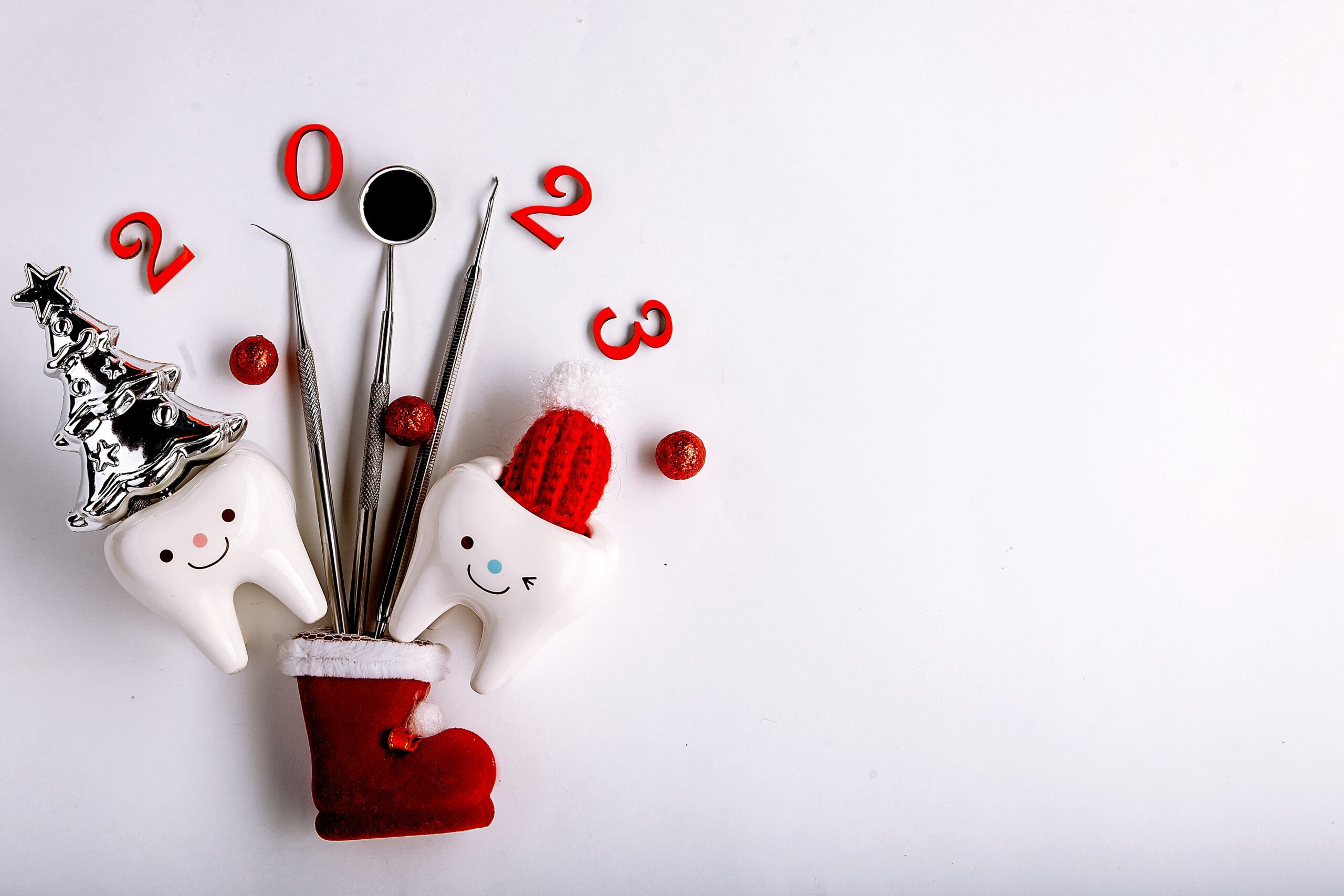 Tooth decorations and the numbers 2023 on a table